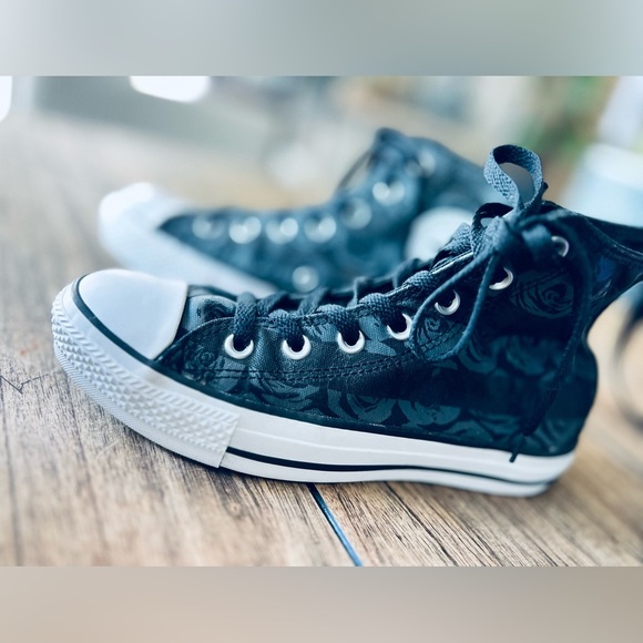 Converse  Black Chuck Taylor All Star Rose Print  7 women’s - Picture 1 of 8